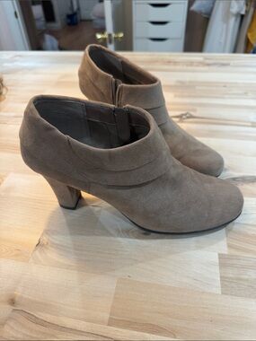 AEROSOLES Taupe Suede Ankle Heels